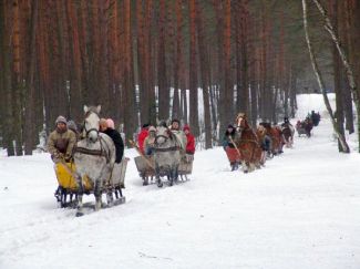 Na Roztoczu popularne są kuligi … Więcej Organizatorzy kuligów zapewniają sanie, proponują określone trasy oraz na specjalne życzenie klientów dodatkowe atrakcje. Przeważnie kuligi na Roztoczu kończą się ogniskiem i pieczeniem kiełbasek/ fot.: Archiwum LOT „Zamość i Roztocze”