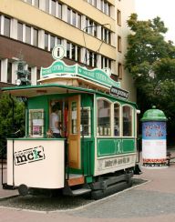 Miejskie Centrum Informacji … Więcej Miejskie Centrum Informacji rozpoczęło działalność 1 marca 2008 roku w replice zabytkowego tramwaju znajdującej się na Wełnianym Rynku (obok Arsenału)