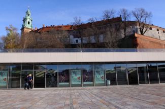 Obiekt jest częściowo schowany pod ziemią … Więcej Nowoczesny budynek o powierzchni ponad 700 metrów kwadratowych znajduje się przy ulicy Powiśle