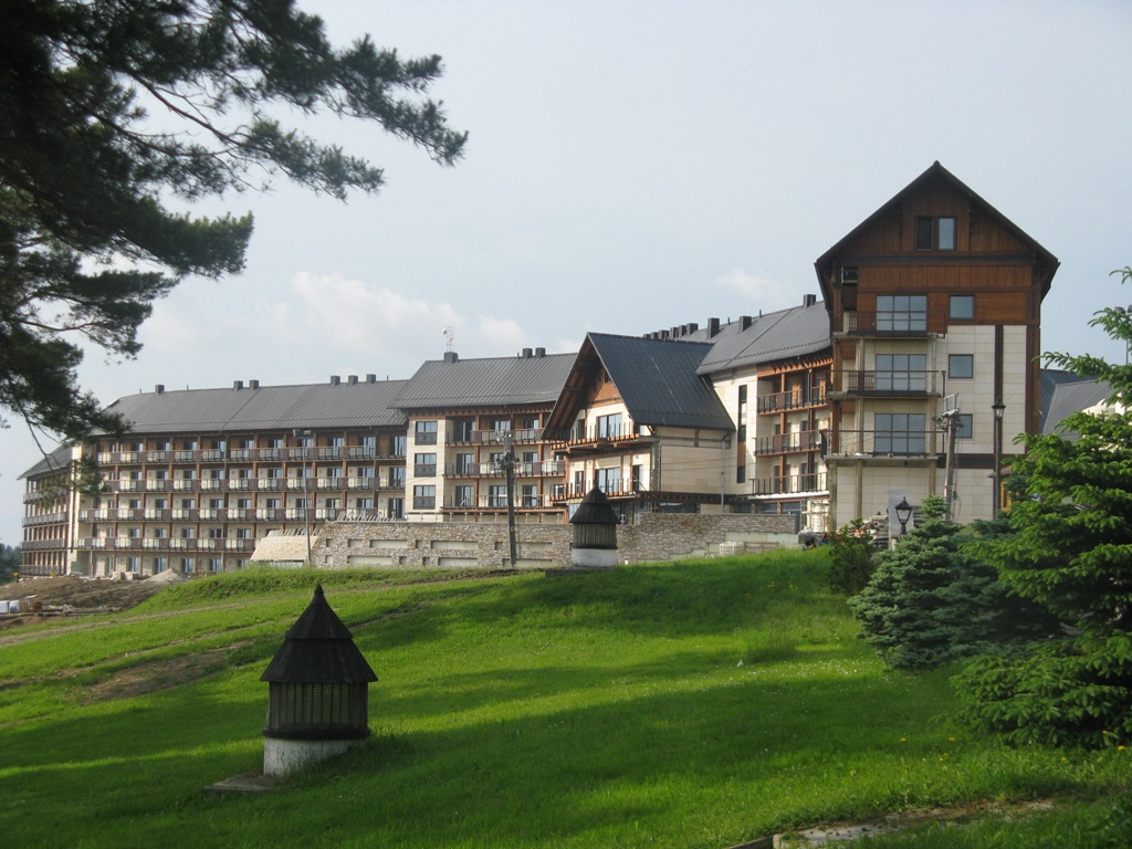 Nowy Hotel … Więcej Nowy Hotel zbudowany został na planie łuku, ale tak, że wszystkie pokoje są po jednej stronie korytarza, a ich okna wychodzą na nasłonecznioną i najpiękniejszą dolinę oraz ciągnące się w oddali zalesione partie wzniesień/ fot. J. Wysokiński