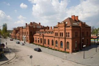 Dworzec Kolei Warszawsko-Wiedeńskiej … Więcej Skierniewicki dworzec należy do najpiękniejszych w Europie. Budynek w stylu gotyku angielskiego został wybudowany wg projektu Jana Heuricha w 1874 r., spalony w 1914 r. W latach 1992-2003 dworzec odrestaurowano, przywracając mu dawną świetność. Bywał tu Wł. St. Reymont, kręcono tu sceny do filmu „Ziemia obiecana”. Obraz dworca znalazł się również w ekranizacji powieści B. Prusa – „Lalka”. Warta obejrzenia jest m. in. drewniana wiata peronowa, istniejąca w niezmienionej formie od 1893 r.