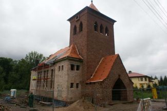 Kościół w Ludwikowicach Kłodzkich … Więcej Muzeum Ziemi Sowiogórskiej, punkt widokowy i galeria będą w poewangelickim kościele w Ludwikowicach Kłodzkich. Remont trwa. Front kościoła i wieża są z czerwonego piaskowca, charakterystycznego budulca dla rejonu Nowej Rudy/ fot.: Marek Perzyński