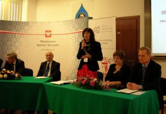 Wiceminister Sportu i Turystyki Katarzyna Sobierajska ma głos … Więcej Od prawej Marek Migdal, prezes Forum Turystyki Regionów; prof. Irena Jędrzejczyk, SGGW w Warszawie; Katarzyna Sobierajska, wiceminister Sportu i Turystyki; Zbigniew Marciniak, wiceminister Nauki i Szkolnictwa Wyższego; prof. Alojzy Szymański, rektor SGGW w Warszawie / fot.: Archiwum POT