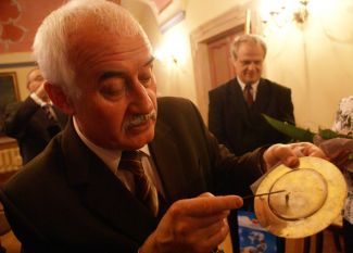 Zabytkowa patena do kielicha … Więcej Wiesław Rośkowicz, dyrektor Muzeum Dawnego Kupiectwa w Świdnicy, po obejrzeniu pateny może powiedzieć na razie tyle, że to wyrób świdnicki, o czym świadczy punca, w kształcie dzika, który jest w herbie Świdnicy / fot.: Marek Perzyński