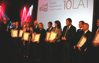 Nagrodzeni Jubilaci … Więcej Uroczysty charakter galowego wieczoru w sposób podniosły i symboliczny podkreślało uhonorowanie okolicznościowymi dyplomami i złotymi odznakami jubileuszu dziesięciolecia Polskiej Organizacji Turystycznej wybitnych osobistości związanych współpracą z POT