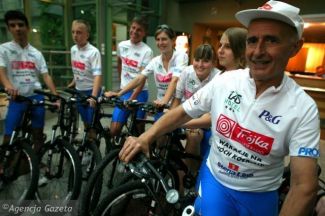 Henryk Sytner w swoim żywiole … Więcej Redaktor Henryk Sytner z Programu 3 Polskiego Radia ze zwycięzcami „Wakacji na dwóch kółkach” w 2007 roku