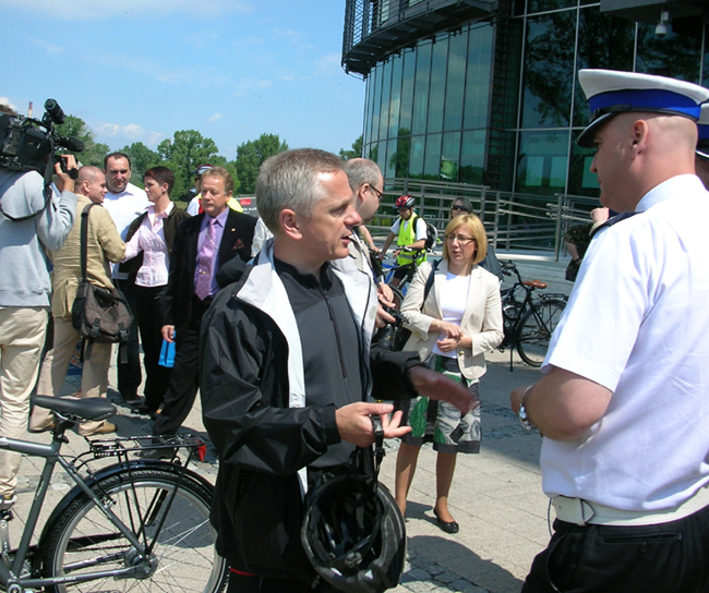 Minister Adam Rapacki, jak sam przyznał...Więcej Minister Adam Rapacki (w stroju cyklisty), jak sam przyznał w czasie konferencji w PKOL, nie stroni od roweru i niejednokrotnie był świadkiem niebezpiecznych zachowań na drodze, zarówno rowerzystów, jak i zmotoryzowanych