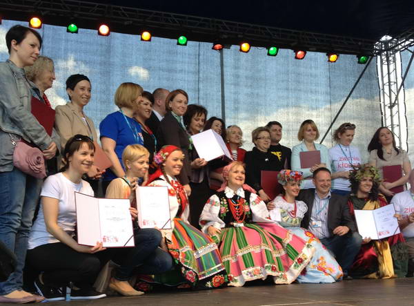 Pamiątkowa fotografia … Więcej W rodzinnym turystycznym gronie na głównej estradzie Centrum Targowo-Kongresowego MT Polska