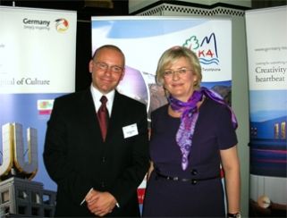 Partnerzy umowy NCT i POT … Więcej Partnerzy podpisanej w marcu 2009 roku umowy kooperacyjnej określającej zakres współpracy i promocji turystyki w Polsce i Niemczech – przewodnicząca Zarządu Niemieckiej Centrali Turystyki Petra Hedorfer i prezes Polskiej Organizacji Turystycznej Rafał Szmytke