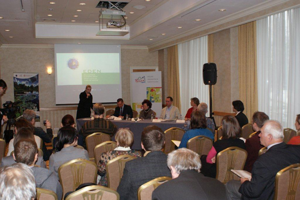 Oficjalna inauguracja polskiej edycji...Więcej Oficjalna inauguracja polskiej edycji konkursu EDEN. Konferencję moderowała Jolanta Grus, dyrektor Biura Komunikacji Korporacyjnej Polskiej Organizacji Turystycznej (z mikrofonem). W spotkaniu z dziennikarzami wzięli udział (przy stole od lewej) Rafał Szmytke, prezes POT, Maria Napiórkowska, dyrektor Departamentu Turystyki Ministerstwa Sportu i Turystki, Tomasz Deroń z fundacji Jaśka Meli „Poza horyzonty” i Anna Kobus, podróżniczka, fotograficzka, propagatorka turystyki w towarzystwie dzieci w każdym wieku