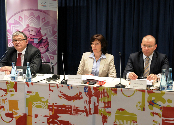 Konferencja prasowa Polski jako Kraju Partnerskiego … Więcej 10 marca odbyła się konferencja prasowa Polski jako Kraju Partnerskiego ITB Berlin 2011. Na zdjęciu od lewej: Jan Wawrzyniak, dyrektor Polskiego Ośrodka Informacji Turystycznej w Berlinie, Katarzyna Sobierajska, wiceminister Sportu i Turystyki, Rafał Szmytke, prezes Polskiej Organizacji Turystycznej oraz Marcin Herra, prezes PL 2012 / fot.: J. Wysokiński