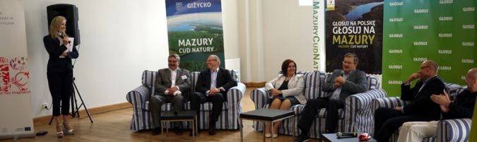 Giżycko. Spotkanie z mediami … Więcej Spotkanie z mediami. Od lewej prowadząca konferencję Jolanta Grus, dyrektor Biura Komunikacji POT; wojewoda warmińsko-mazurski Marian Podziewski; marszałek województwa Jacek Protas; burmistrz Giżycka Jolanta Piotrowska; prezydent Bronisław Komorowski; prezes POT Rafał Szmytke i Jacek Pałkiewicz, podróżnik i ambasador Mazur w konkursie na nowych siedem cudów świata natury