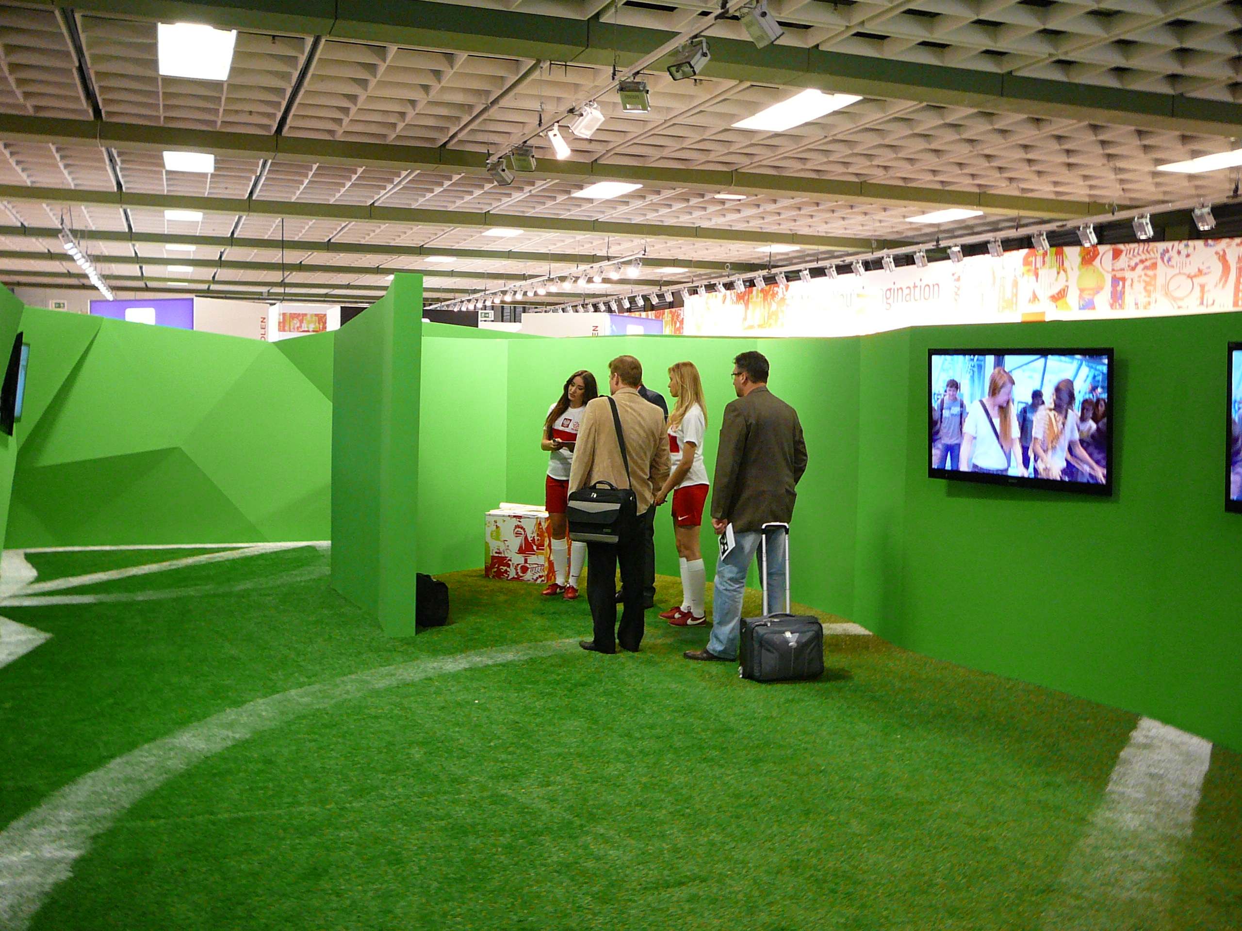 Pod znakiem Euro 2012 … Więcej Zamiast ubiegłorocznej tradycyjnej sceny z występami zespołów artystycznych i innych, tym razem wydzielona została osłonięta przestrzeń przypominająca stadion