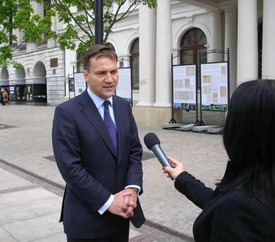 Minister Sikorski w rozmowie z dziennikarzami...Więcej... - Jestem świadomy jak ważną dziedziną gospodarki jest turystyka wyjazdowa, a szczególnie przyjazdowa, i Ministerstwo Spraw Zagranicznych będzie w awangardzie zabiegania o ułatwienia przyjazdów obcokrajowców do Polski – deklarował minister Sikorski w rozmowie z dziennikarzami.