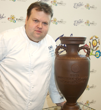 Maestro Czekolady Janusz Profus z... Więcej Przed pierwszym meczem w hotelu Concorde. Maestro Czekolady Janusz Profus z pucharem Henri Delaunaya