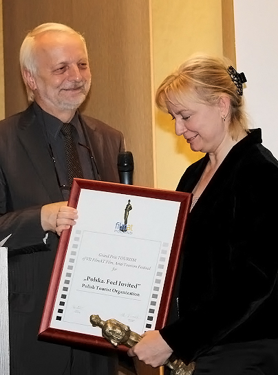 Zbigniew Żmudzki i Barbara Tutak … Więcej Przewodniczący jury Zbigniew Żmudzki gratuluje Barbarze Tutak, kierownik Sekcji ds. Rynków Polskiej Organizacji Turystycznej nagrody Grand Prix dla spotu ”Polska. Feel Invited” / fot. Archiwum