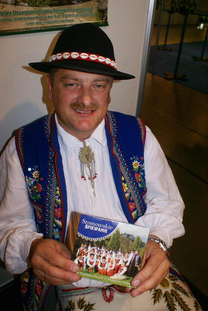 Prezes PSFP - Jan Sienkiewicz … Więcej Polskie Stowarzyszenia Flisaków Pienińskich (na zdjęciu jego prezes Jan Sienkiewicz), otoczyło mecenatem Chór Parafialno-Flisacki, dzięki czemu ukazała się płyta „Sromowskie śpiewanie” / fot.: M. Perzyński