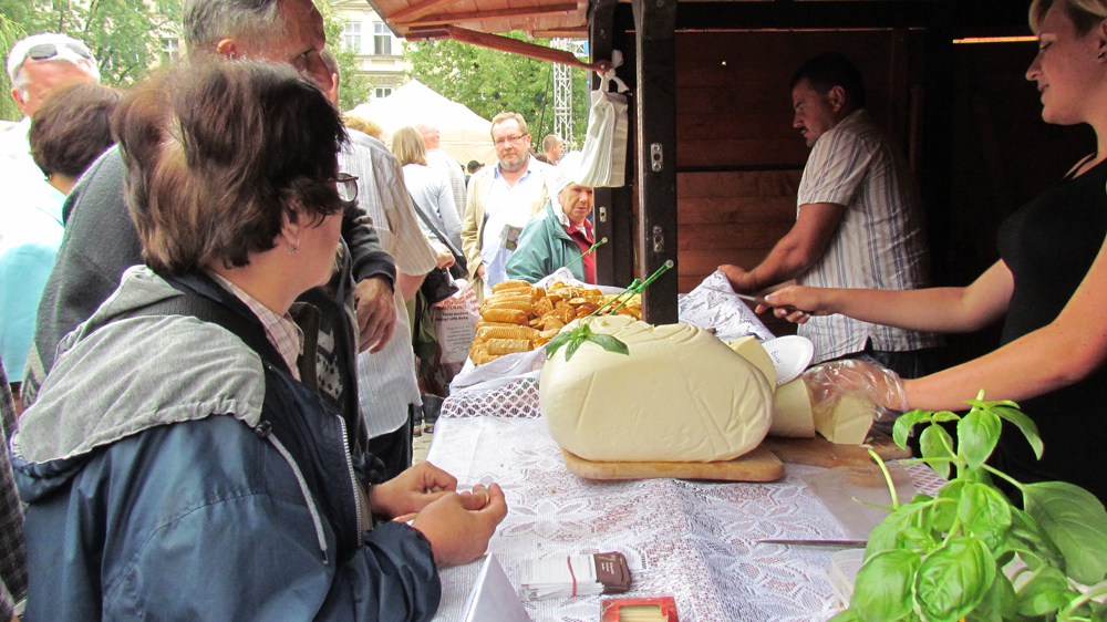 Festiwal na Placu Wolnica w Krakowie … Więcej Różnorodność wyrobów piekarniczych, wędliniarskich, polewek, serów owczych, klaganych i kozich, naturalnych soków, ciast i lodów pozwalała w pełni docenić bogactwo tradycyjnej małopolskiej kuchni/ fot.: E. Tomczyk-Miczka
