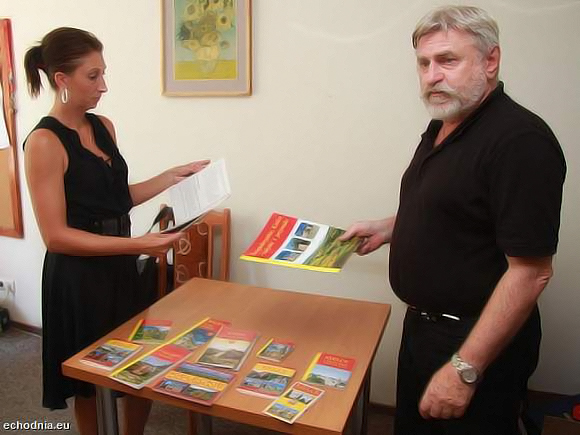 Wydawnictwa 2012 … Więcej Katarzyna Telka i Leszek Rejmer z Wydziału Edukacji, Kultury i Sportu Urzędu Miasta Kielce prezentują całą serię nowej edycji wydawnictw promujących Kielce/ fot.: eurozachodnia.eu / Aleksander Piekarski