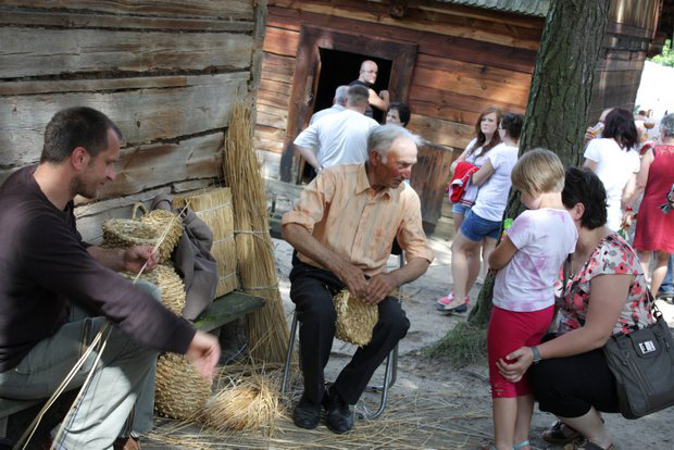 Skansen Kurpiowski w Nowogrodzie … Więcej Niedziela Św. Rocha co roku przyciąga do skansenu w Nowogrodzie tysiące ludzi