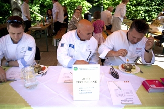 Jury techniczne w trakcie narady… Jury techniczne w trakcie narady. Od lewej Konrad Birek, Giancarlo Russo, Robert Sowa