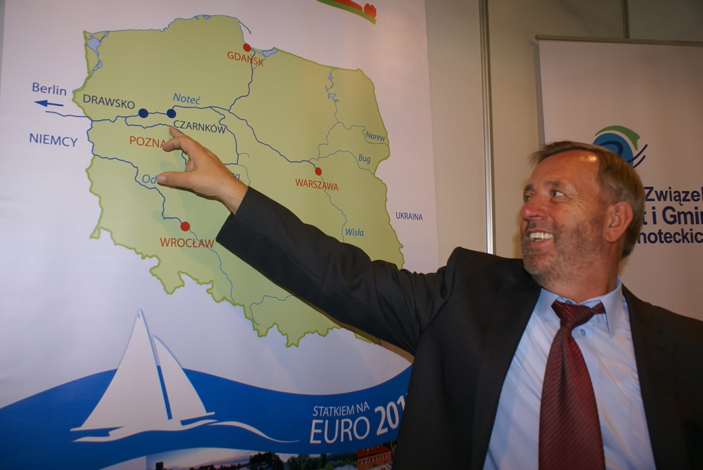 Franciszek Strugała, burmistrz Czarnkowa … Więcej Franciszek Strugała, burmistrz Czarnkowa i prezes Związku Miast i Gmin Nadnoteckich mówi, że wystarczy jeden rzut oka na mapę, żeby przekonać się, iż mamy w Polsce znakomicie wytyczony przed laty system dróg wodnych, ale ich drożność na wielu odcinkach daje dużo do życzenia/ fot.: M. Perzyński