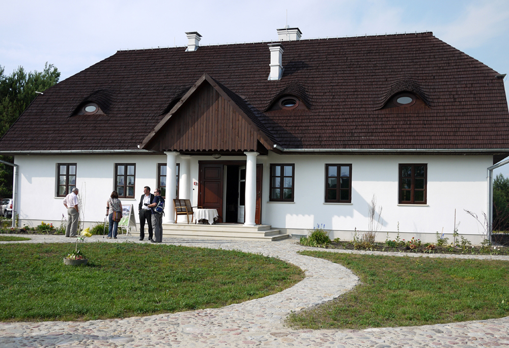 Dwór w Uściążu … Więcej Dwór w Uściążu, architektoniczna kopia słynnego dziwiętnastowiecznego dworu w Petrykozach