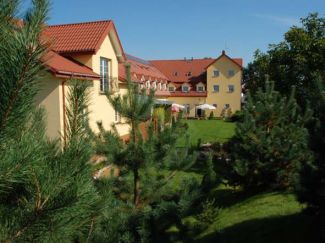 Obiekt położony przy trasie, którą najczęściej pokonują zmotoryzowani jadący do nałęczowskiego zdrojowiska z Warszawy w kierunku Lublina, otoczony jest dużym ogrodem