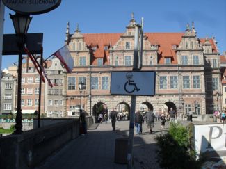 Brama Zielona w Gdańsku odsłania swe tajniki niesłyszącym … Więcej Brama Zielona w Gdańsku - widok od strony Mostu Zielonego. Dzięki specjalnym filmom, powstającym na zlecenie Pomorskiej Regionalnej Organizacji Turystycznej, niesłyszący mogą poznawać historię takich zabytków / fot.: Kazimierz Netka
