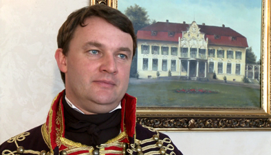 Tomasz Klauza, właściciel pałacu w Witaszycach … Więcej Tomasz Klauza, w tle obraz przedstawiający pałac w Witaszycach / fot.: Przemysław Rola