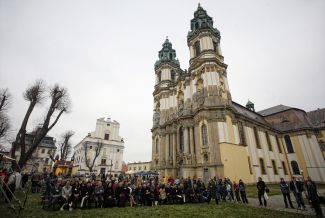 Piknik cysterski w Krzeszowie … Więcej Po prawie dwóch latach od podpisania przez Władze Województwa Dolnośląskiego jako lidera projektu z Polską Organizacją Turystyczną pre-umowy na przygotowanie projektu do złożenia wniosku i po ponad roku od podpisania umowy na jego dofinansowanie, w pocysterskim zespole klasztornym w Krzeszowie na Dolnym Śląsku 5 listopada 2011 roku odbyła się uroczysta inauguracja promocji nowego szlaku turystycznego pn. „Południowo-Zachodni Szlak Cysterski”
