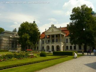 Pałac Zamoyskich … Więcej Frontowa strona Pałacu Zamoyskich w Kozłówce