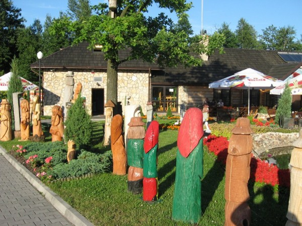 Gospoda „Echa leśne” … Więcej Nazwa gospody nawiązuje do opowiadania Stefana Żeromskiego, w którym autor uwiecznił istnienie karczmy w okolicach obecnej Gospody