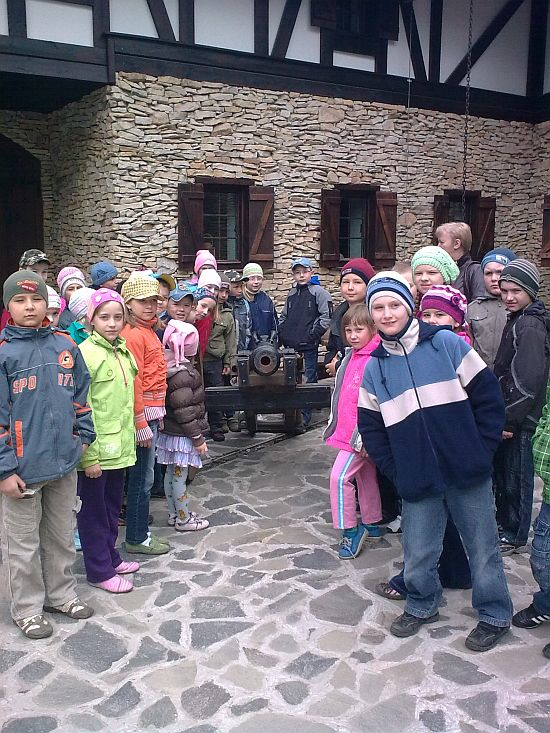 Dzieci ze Szkoły Podstawowej im. Marii Konopnickiej w Kłódnej biorące udział w programie edukacyjnym „Magia i czar średniowiecza” (IV.2010)