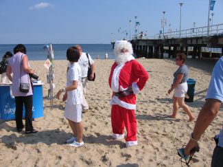 Pomorskie staje się coraz bardziej znane z niezwykłych pomysłów na turystyczną promocję. Dowodem tego może być Mikołaj na plaży, latem/ fot.: Kazimierz Netka