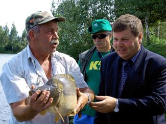 Stefan Gancarczyk z Zamorskiego Towarzystwa Wędkarskiego … Więcej Stefan Gancarczyk z Zamorskiego Towarzystwa Wędkarskiego z dumą prezentuje okazałego karpia zamorskiego, głównego bohatera Święta Karpia - jednej z najważniejszych imprez w regionie