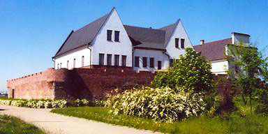 Siedziba Muzeum … Więcej Główną siedzibę Muzeum stanowi bezwieżowy zamek, zbudowany nad południowo-wschodnim brzegiem Jeziora Gosławickiego w latach 1418-26 przez jednego z największych dyplomatów epoki jagiellońskiej, poznańskiego biskupa Andrzeja Łaskarzyca herbu Godzięba