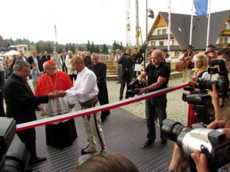 Przecięcie wstęgi … Więcej Od lewej starosta tatrzański Andrzej Gąsienica-Makowski, metropolita krakowski kardynał Stanisław Dziwisz oraz prezes Termy Bania Józef Dziubasik / fot.: E. Tomczyk-Miczka