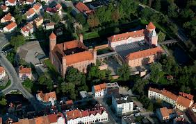 Zamek w Lidzbarku Warmińskim … Więcej Zamek Biskupów Warmińskich wraz z podzamczem, bastionem i basztą to jeden z najcenniejszych zabytków w Polsce