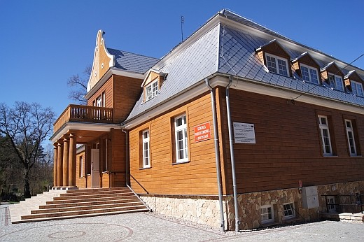Zabytkowy dwór Bourbonów w Przystani