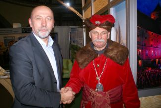 Włodzimierz Brodiuk (z lewej), starosta ostródzki (Warmińsko-Mazurskie) poznał na tegorocznych targach kasztelana zamku Grodziec (Dolny Śląsk) Zenona Bernackiego, z którym zamierza współpracować przy organizacji imprez / fot.: Marek Perzyński   