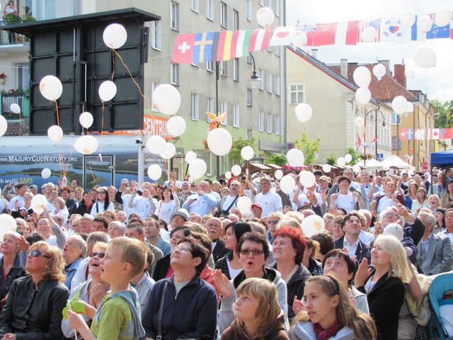 Lidzbark Warmiński. Podczas Międzynarodowego Zgromadzenia Ogólnego Miast Cittaslow w Lidzbarku Warmińskim poleciały w niebo okazjonalne balony / fot.: Ewa Lubińska