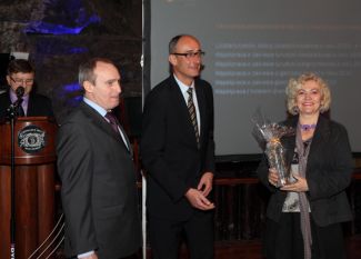 Elżbieta Tomczyk-Miczka odebrała nagrodę specjalną dla MOT za współpracę w 2010 roku z rąk prezesa Zarządu wielickiej kopalni soli Kajetana d’Obyrna. Z prawej wiceprezes Marian Leśny