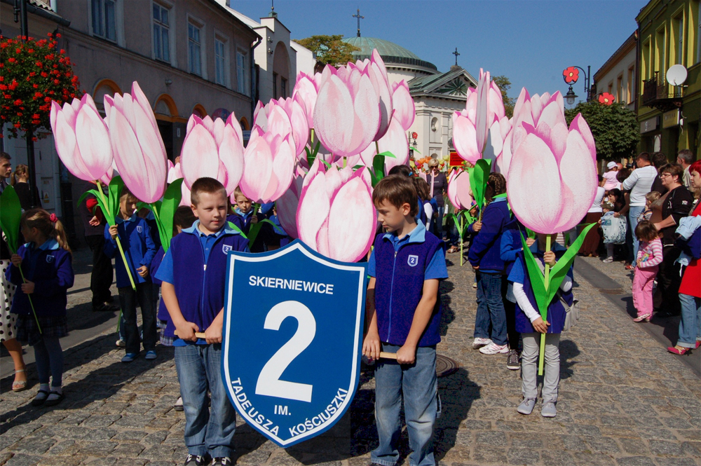 Wielkie otwarcie Święta Kwiatów, Owoców i Warzyw … Więcej Barwny korowód uczniów i przedstawicieli skierniewickich NGO-sów rozpoczął 34. edycję skierniewickiego Święta Kwiatów, Owoców i Warzyw. Parada przeszła ulicami miasta do Rynku, gdzie oficjalnie zaczęła się impreza/ fot.: A. Danowska
