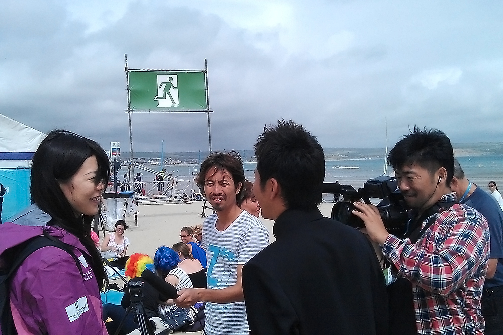 Japońska TV w Weymouth … Więcej Telewizja japońska z kanału MBS zrealizowała ciekawy program z udziałem pracującej w szeregach Ambasadorów Olimpiady 32-letniej Japonki, Tomomi Yamaguchi / fot.: Dorset Media Center