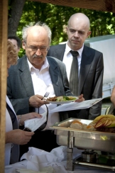 Jury degustacyjne ocenia dania przygotowane przez amatorów… Jury degustacyjne ocenia dania przygotowane przez amatorów. Marek Tobiasz (z lewej), Departament Współpracy Regionalnej Polskiej Organizacji Turystycznej i Bartłomiej Andruk, prezes Podlaskiej Regionalnej Organizacji Turystycznej