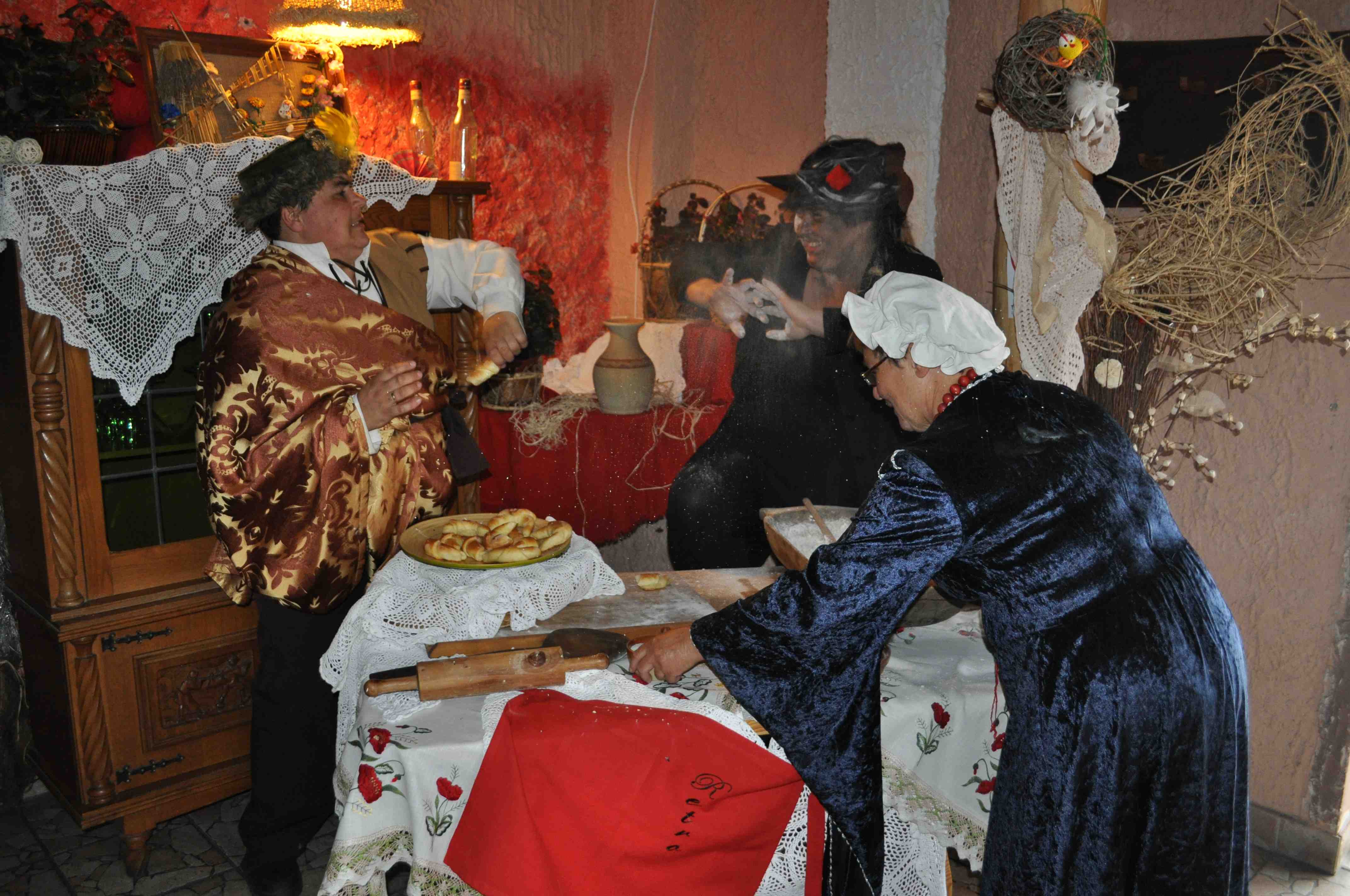 U Pani Małgosi  w Skibniewie, w Zajeździe Mistrza Twardowskiego wita gości Pan Twardowski i Diabeł, w których asyście wypiekane są „Rogale Twardowskiego”