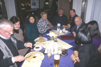 Polska grupa w czeskiej restauracji w Broumovie … Więcej Przed podniesieniem szlabanów w ramach układu z Schengen – widok właściwie nie do pomyślenia / fot. Marek Perzyński