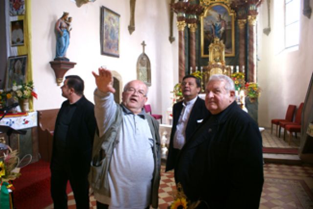 Ks. Bolesław Stanisławiszyn w akcji … Więcej Ks. Bolesław Stanisławiszyn (na zdjęciu drugi z lewej) ma niezwykłe pomysły, jest świetnym gawędziarzem i słynie z gościnności/ fot.: Marek Perzyński