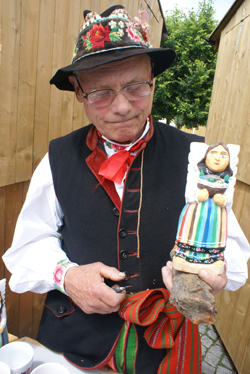 Adam Głuszek … Więcej Adam Głuszek, promocja rejonu łowickiego na Dolnym Śląsku w Krzyżowej, 19.06.2010 r. / fot.: Marek Perzyński